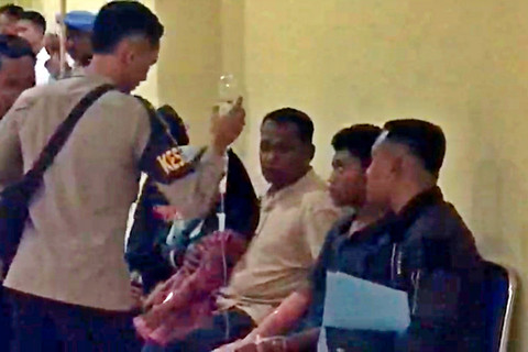 Nasri Karim (15), kakak korban datang didampingi ayahnya, Rijik Tawakal, serta kuasa hukumnya ke sidang etik Bripda Masias di Polda Maluku, Senin (23/2/2026). Foto: Dok. kumparan