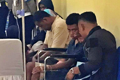 Nasri Karim (15), kakak korban datang didampingi ayahnya, Rijik Tawakal, serta kuasa hukumnya ke sidang etik Bripda Masias di Polda Maluku, Senin (23/2/2026). Foto: Dok. kumparan