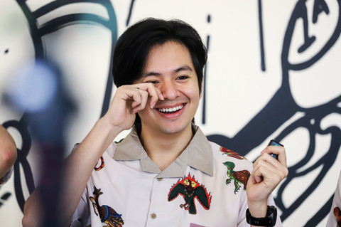 Aktor pemeran film Para Perasuk, Angga Yunanda saat mengunjungi Kantor Kumparan, Jakarta, Senin (23/2/2026). Foto: Iqbal Firdaus/kumparan