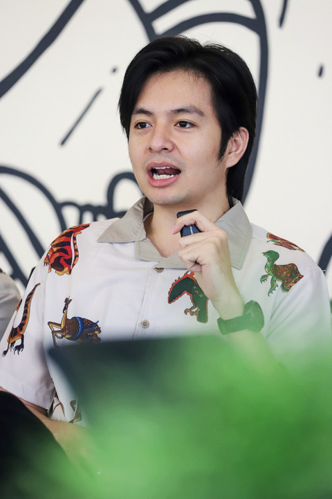 Aktor pemeran film Para Perasuk, Angga Yunanda saat mengunjungi Kantor Kumparan, Jakarta, Senin (23/2/2026). Foto: Iqbal Firdaus/kumparan