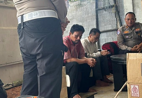Saat polisi mendatangi tukang ojek pangkalan di Pandeglang, Al Amin Maksum (baju merah), sebelum menetapkannya sebagai tersangka. Foto: dok. Kuasa Hukum Raden Yayan