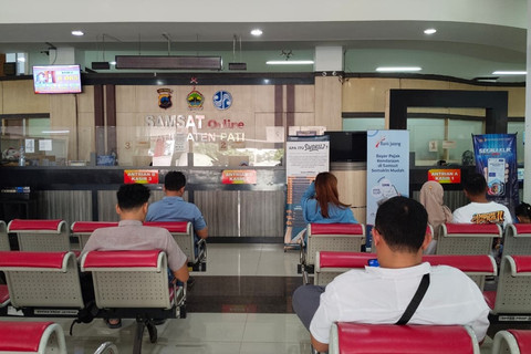 Wajib Pajak di Kabupaten Pati sedang membayar pajak kendaraan di loket Kantor UPPD Samsat Pati, Senin (23/2/2026). Foto: kumparan