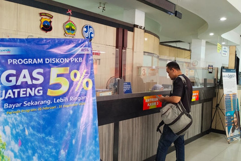 Wajib Pajak di Kabupaten Pati sedang membayar pajak kendaraan di loket Kantor UPPD Samsat Pati, Senin (23/2/2026). Foto: kumparan