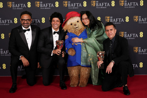 Lakshimipriya Devi, Ritesh Sidhwani, Alan McAlex, Farhan Akhtar, dan Paddington Bear berpose di ruang pemenang dengan penghargaan BAFTA Film Awards 2026 di Royal Festival Hall, Southbank Centre, London, Inggris, Minggu (22/2/2026). Foto: Suzanne Plunkett/ REUTERS