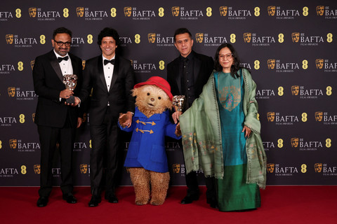 Lakshimipriya Devi, Ritesh Sidhwani, Alan McAlex, Farhan Akhtar, dan Paddington Bear berpose di ruang pemenang dengan penghargaan BAFTA Film Awards 2026 di Royal Festival Hall, Southbank Centre, London, Inggris, Minggu (22/2/2026). Foto: Suzanne Plunkett/ REUTERS