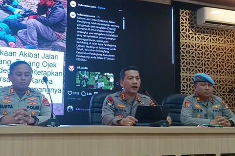 Kabid Humas Polda Banten Kombes Pol Maruli (tengah), Kasatlantas Polres Pandeglang AKP Burhanudin Surya Muhammad (kiri) saat jumpa pers di Polda Banten, Senin (23/2/2026). Foto: kumparan