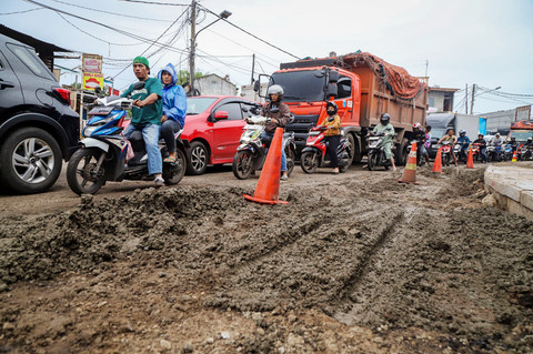 Pengendara kendaraan bermotor terjebak kepadatan lalu lintas di ruas Jalan Cipendawa, kawasan Bojong Menteng, Bekasi, Jawa Barat, Selasa (24/2/2026). Foto: Iqbal Firdaus/kumparan