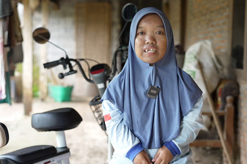 Latifah Kurniawati (26), petugas kebersihan yang menyandang disabilitas saat ditemui di rumahnya yang tak jauh dari SPPG Polokarto, Senin (23/2). Foto: Dok. Bakom RI