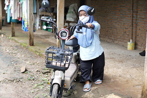 Latifah Kurniawati (26), petugas kebersihan yang menyandang disabilitas saat ditemui di rumahnya yang tak jauh dari SPPG Polokarto, Senin (23/2). Foto: Dok. Bakom RI