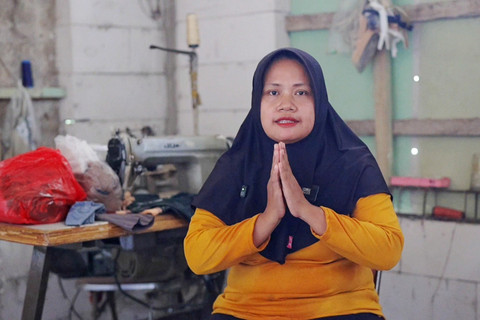Nur Alisa, seorang ibu tiga anak sekaligus penjahit yang tertolong dari jeratan utang dengan menjadi pekerja di SPPG Polokarto Sukoharjo. Foto: Dok. Bakom RI