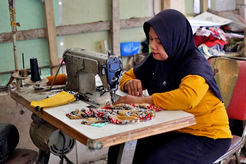 Nur Alisa, seorang ibu tiga anak sekaligus penjahit yang tertolong dari jeratan utang dengan menjadi pekerja di SPPG Polokarto Sukoharjo. Foto: Dok. Bakom RI
