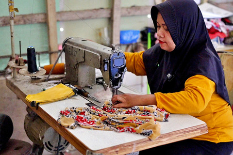 Nur Alisa, seorang ibu tiga anak sekaligus penjahit yang tertolong dari jeratan utang dengan menjadi pekerja di SPPG Polokarto Sukoharjo. Foto: Dok. Bakom RI