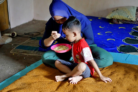 Anissa Yuhotima (30), seorang ibu tunggal yang bangkit dan bertahan dengan menjadi pekerja di dapur MBG Polokarto. Foto: Dok. Bakom RI