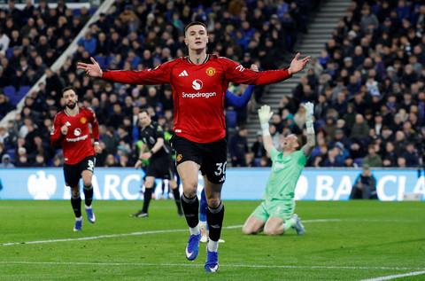 Selebrasi Benjamin Sesko saat Everton vs Manchester United dalam laga pekan ke-27 Liga Inggris 2025/26 di Hill Dickinson Stadium, Selasa (24/2) dini hari WIB. Foto: Action Images via Reuters/Jason Cairnduff