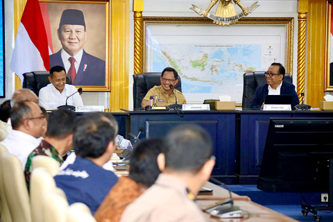 Kasatgas Percepatan Rehabilitasi dan Rekonstruksi Pascabencana Wilayah Sumatera, Muhammad Tito Karnavian menghadiri Rapat Perkembangan PRR Pascabencana Alam di Provinsi Aceh, Sumut, dan Sumbar yang digelar di Kantor Kemendagri Jakarta, Senin (23/2). Foto: Dok. Satgas PRR