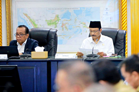 Mensos, Saifullah Yusuf (Gus Ipul) (kanan) menghadiri Rapat Perkembangan Percepatan Rehabilitasi dan Rekonstruksi Pascabencana Alam di Provinsi Aceh, Sumut, dan Sumbar yang digelar di Kantor Kemendagri Jakarta, Senin (23/2/2026). Foto: Dok. Kemensos