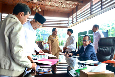 Mensos, Saifullah Yusuf (Gus Ipul) (kedua kiri) menghadiri Rapat Perkembangan Percepatan Rehabilitasi dan Rekonstruksi Pascabencana Alam di Provinsi Aceh, Sumut, dan Sumbar yang digelar di Kantor Kemendagri Jakarta, Senin (23/2/2026). Foto: Dok. Kemensos