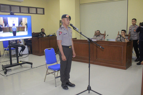 Bripda Masias meminta maaf kepada korban dan keluarganya di sidang etik di Mapolda Maluku, Selasa (25/2/2026). Foto: Dok. Istimewa