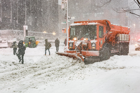 Sebuah kendaraan pembersih salju membersihkan salju di jalan saat salju turun selama badai musim dingin di Kota New York, AS, Senin (23/2/2026) waktu setempat. Foto: Jeenah Moon/REUTERS