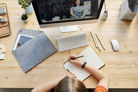 Ledakan informasi di zaman digital. Foto: Pexels