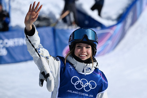 Gu Ailing Eileen dari China merayakan kemenangannya setelah memenangkan final halfpipe ski gaya bebas putri pada Olimpiade Musim Dingin Milano Cortina 2026 di Livigno Snow Park, Livigno (Valtellina), Minggu (22/2/2026). Foto: Kirill Kudryavtsev/AFP