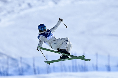 Gu Ailing Eileen dari China berkompetisi dalam final putaran ketiga ski gaya bebas halfpipe putri pada Olimpiade Musim Dingin Milano Cortina 2026 di Livigno Snow Park, Livigno (Valtellina), Minggu (22/2/2026). Foto: Kirill Kudryavtsev/AFP