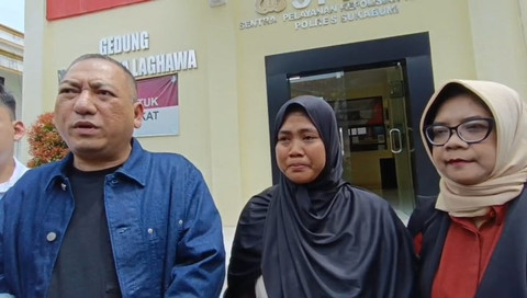 Lisnawati, ibu kandung dari NS alias Nizam, melaporkan mantan suaminya yang juga ayah almarhum, AS, ke Polres Sukabumi pada Selasa (24/2) didampingi kuasa hukumnya, Krisna Murti dan Mira Widyawati. Foto: Dok. Istimewa