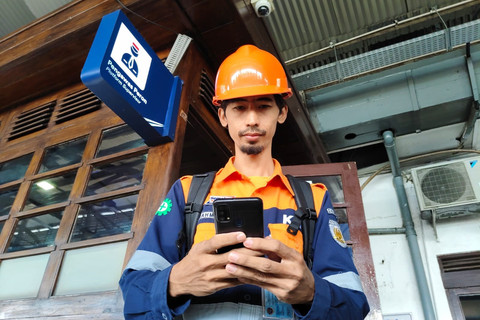 Petugas Pemeriksa Jalur (PPJ) Kereta Api Daop 6 Rahmat Haryanto di Stasiun Lempuyangan Yogyakarta, Selasa (24/2/2026). Foto: Arfiansyah Panji Purnandaru/kumparan