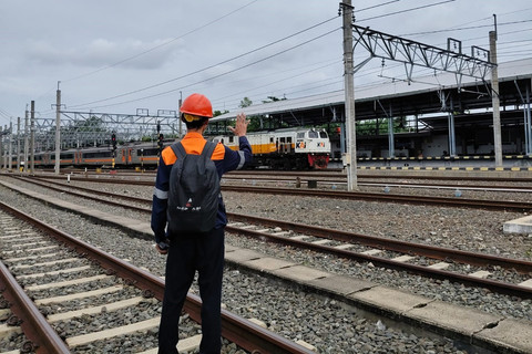 Petugas Pemeriksa Jalur (PPJ) Kereta Api Daop 6 Rahmat Haryanto di Stasiun Lempuyangan Yogyakarta, Selasa (24/2/2026). Foto: Arfiansyah Panji Purnandaru/kumparan
