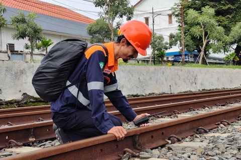 Petugas Pemeriksa Jalur (PPJ) Kereta Api Daop 6 Rahmat Haryanto di Stasiun Lempuyangan Yogyakarta, Selasa (24/2/2026). Foto: Arfiansyah Panji Purnandaru/kumparan