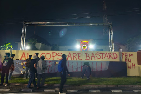 Sejumlah massa mencoret tembok Polda DIY, Selasa (24/2/2026). Foto: Arfiansyah Panji Purnandaru/kumparan