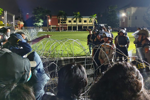 Sejumlah massa mendatangi Polda DIY, Selasa (24/2/2026). Foto: Arfiansyah Panji Purnandaru/kumparan