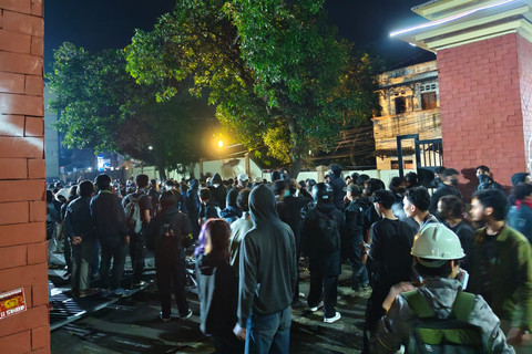 Sejumlah massa mendatangi Polda DIY, Selasa (24/2/2026). Foto: Arfiansyah Panji Purnandaru/kumparan