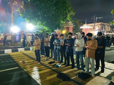 Sejumlah massa aksi menggelar salat ghaib di depan Polda DIY untuk Arianto Tawakal (14), siswa MTsN 1 Maluku, yang tewas dianiaya oknum anggota Brimob. Foto: Arfiansyah Panji Purnandaru/kumparan