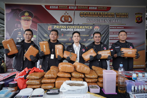 Polisi menunjukkan barang bukti yang diamankan dalam pengungkapan kasus tindak pidana peredaran narkoba dalam Konferensi Pers di Polres Cimahi, Selasa (24/2/2026). Foto: Polres Cimahi
