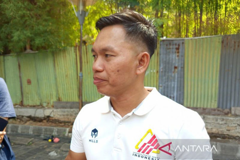 Pelatih kepala tim panjat tebing Indonesia Hendra Basir, menjawab pertanyaan wartawan, di Bekasi, Jawa Barat, Sabtu (11/10/2025). Foto: Donny Aditra/ANTARA FOTO