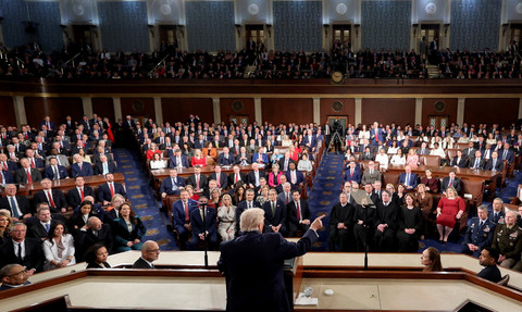Presiden AS Donald Trump menyampaikan pidato kenegaraan di Gedung Capitol AS di Washington DC pada Rabu (25/2). Foto: Jessica Koscielniak/Reuters