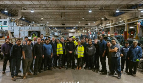 Wali Kota New York Zohran Mamdani berfoto bersama pekerja layanan yang menangani badai salju. Foto: IG/@nycmayor