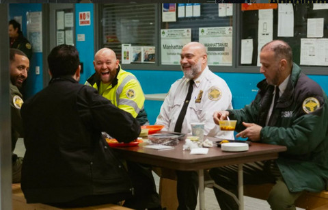 Wali Kota New York Zohran Mamdani (membelakangi kamera) makan sahur, 23/2/2026. Foto: IG/@nycmayor
