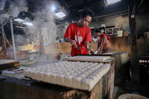 Pekerja mengolah kedelai menjadi tahu di pabrik tahu kawasan Duren Tiga, Jakarta, Rabu (25/2/2026). Foto: Jamal Ramadhan/kumparan