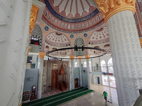 Masjid Jami Al Fajri tampil mencuri perhatian dengan nuansa Masjid Biru yang megah dan menenangkan, Jumat (25/2/2026). Foto: Jamal Ramadhan/kumparan
