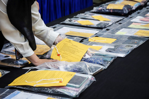 Barang bukti yang ditunjukkan Bareskrim Polri dalam konferensi pers pengungkapan kasus tindak pidana perdagangan orang (TPPO) dengan modus jual beli bayi di Mabes Polri, Jakarta, Rabu (25/2/2026). Foto: Iqbal Firdaus/kumparan