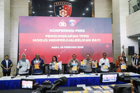 Bareskrim Polri mengungkap kasus tindak pidana perdagangan orang (TPPO) dengan modus jual beli bayi dalam konferensi pers di Mabes Polri, Jakarta, Rabu (25/2/2026). Foto: Iqbal Firdaus/kumparan