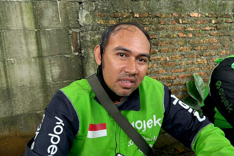 Mustofa, seorang ojol di Lenteng Agung, Jakarta Selatan saat ditemui pada Rabu (25/2). Foto: Abid Raihan/kumparan
