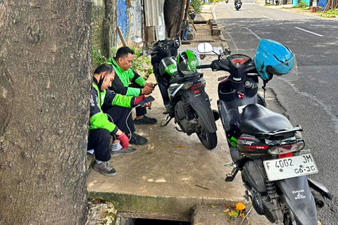 Mustofa, seorang ojol di Lenteng Agung, Jakarta Selatan saat ditemui pada Rabu (25/2). Foto: Abid Raihan/kumparan