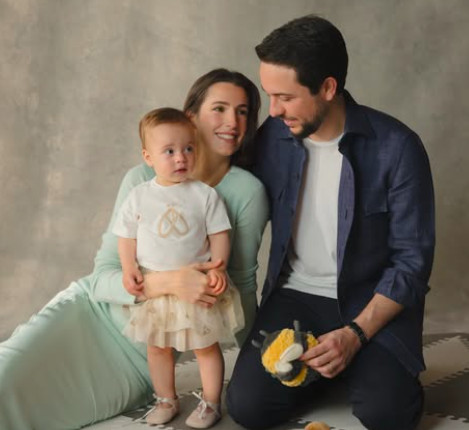 Putra Mahkota Yordania Pangeran Hussein dan istrinya, Rajwa, beserta putri mereka, Iman. Foto: dok. @alhusseinjo/ Instagram