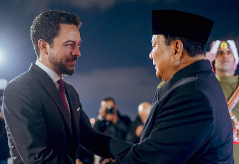Pangeran Hussein sambut Prabowo setiba di Bandara Amman, Yordania, Selasa (24/2/2026) malam. Foto: Dok.Alhussein.jo