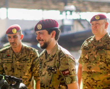 Putra Mahkota Yodania Pangeran Hussein bin Abdullah dalam seragam militer (tengah). Foto: dok. @alhusseinjo/ Instagram