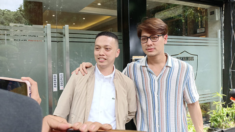 Rizki Billar (kanan) didampingi kuasa hukumnya Sadrakh Seskoadi usai datangi Krimsus Polda Metro Jaya pada Rabu (25/2). Foto: Aprilandika Pratama/kumparan