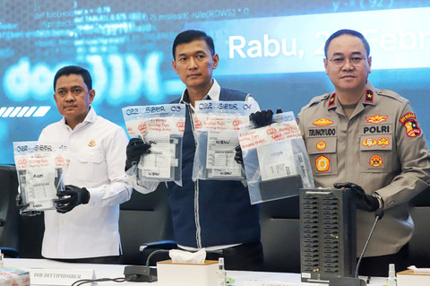 Penunjukkan barang bukti dalam konferensi pers pengungkapan sindikat penipuan bermodus SMS blast phishing tilang elektronik yang mengatasnamakan kejaksaan di Mabes Polri, Jakarta, Rabu (25/2). Foto: Iqbal Firdaus/kumparan